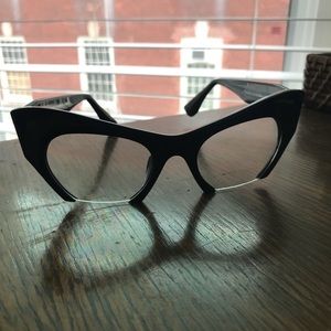 Cat-eye frame eyeglasses